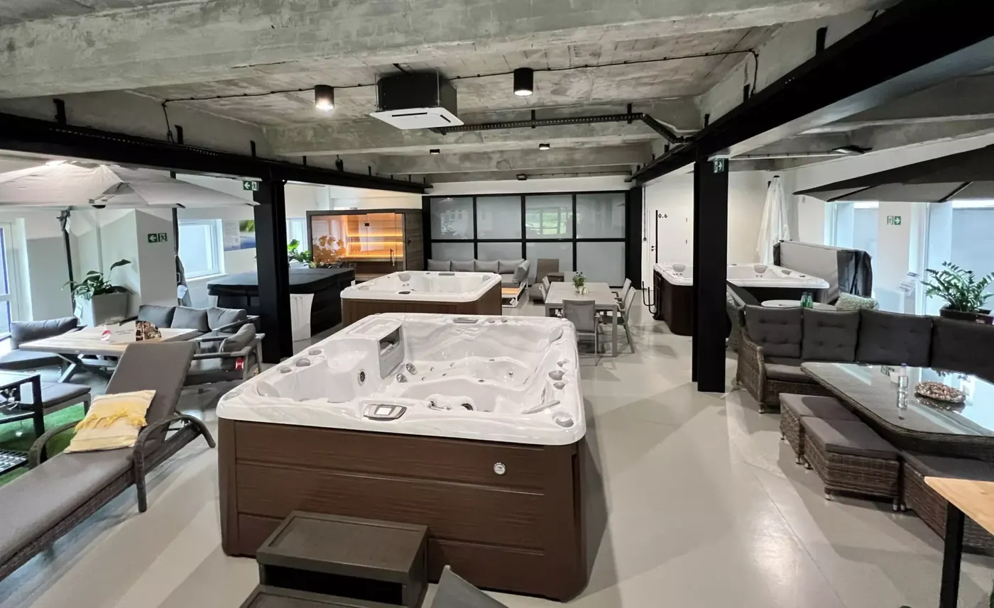 Wnętrze salonu wystawowego Acti Group z wannami spa