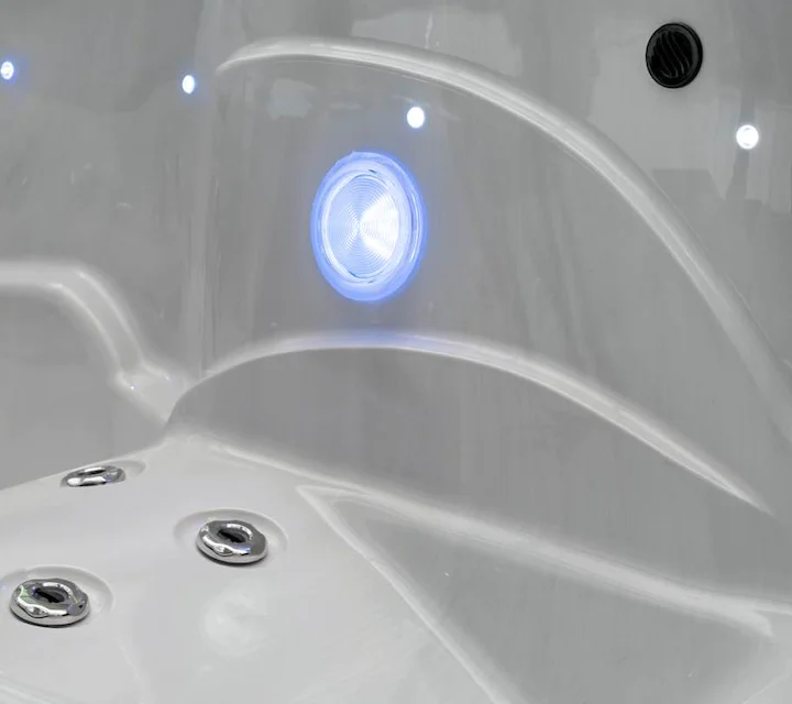 Wanna spa z włączonym wielokolorowym oświetleniem LED