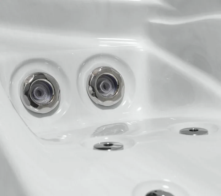 Zbliżenie na dysze hydromasażu ze stali nierdzewnej