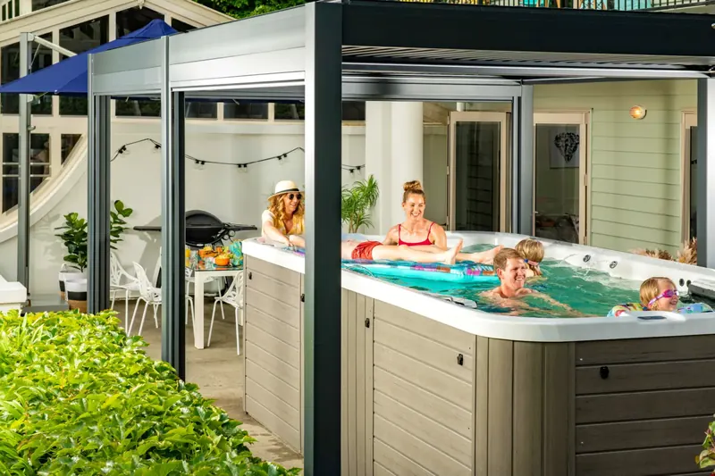 Wanna spa z podświetleniem obwodowym na tarasie