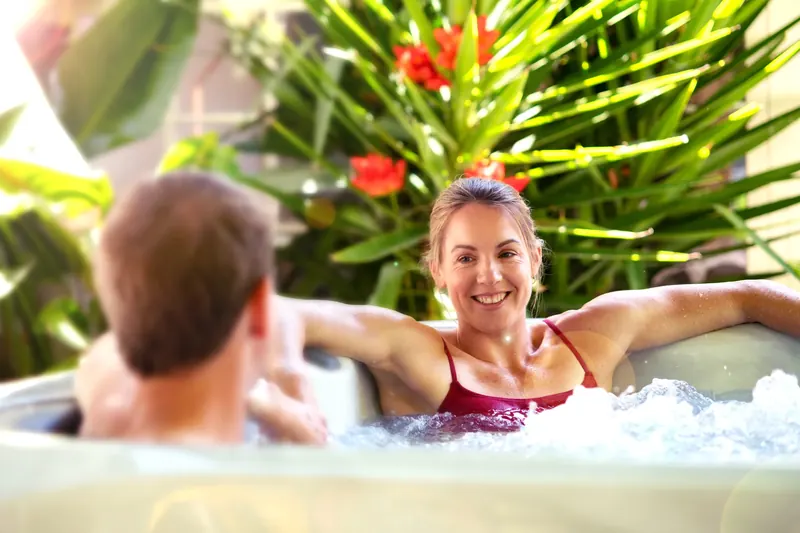 Para relaksująca się w wannie spa Sun&Soul