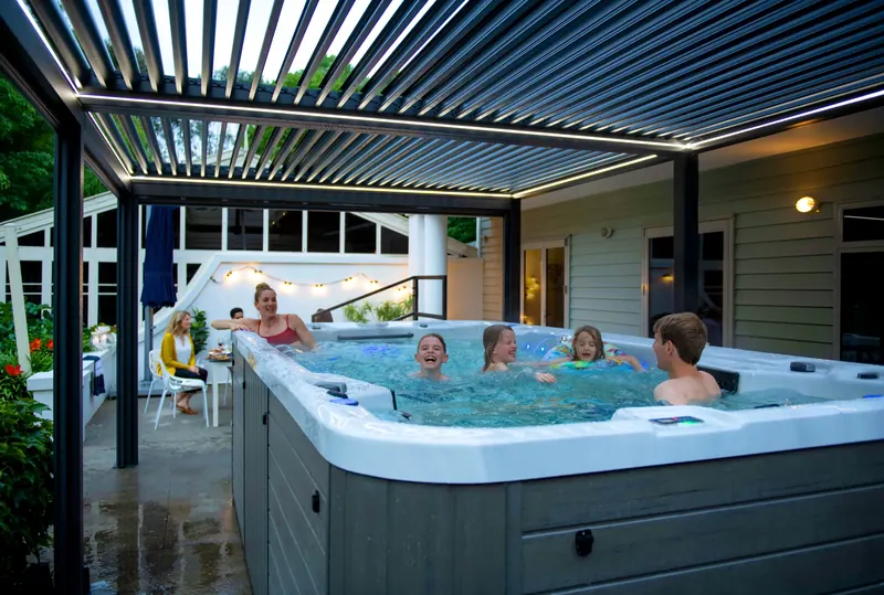 Wanna spa pod pergolą w ogrodzie