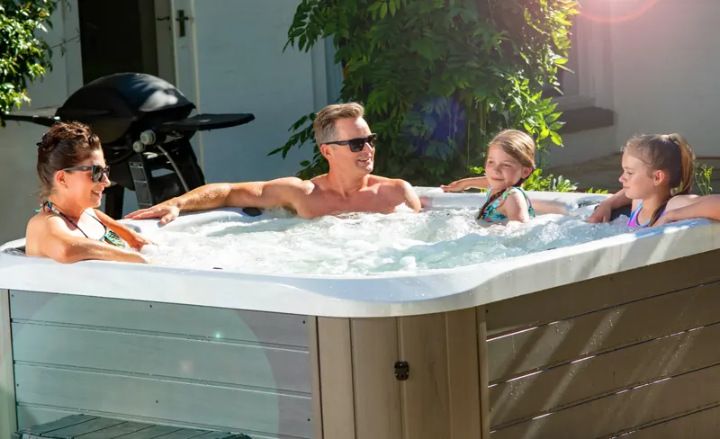 Rodzina wypoczywająca w wannie spa na tarasie